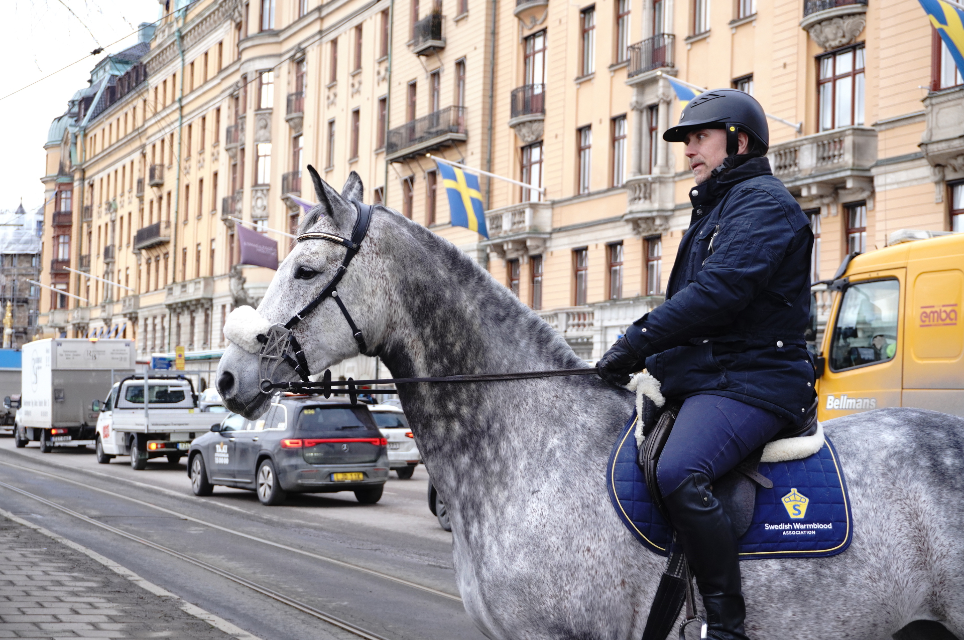 ストックホルム市内では、馬に乗った警察官がパトロール
