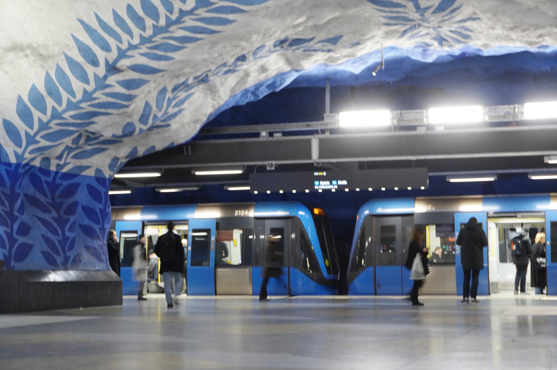 ストックホルム地下鉄は「世界一長い美術館」と言われ、駅構内は異世界のようなアート空間が広がる