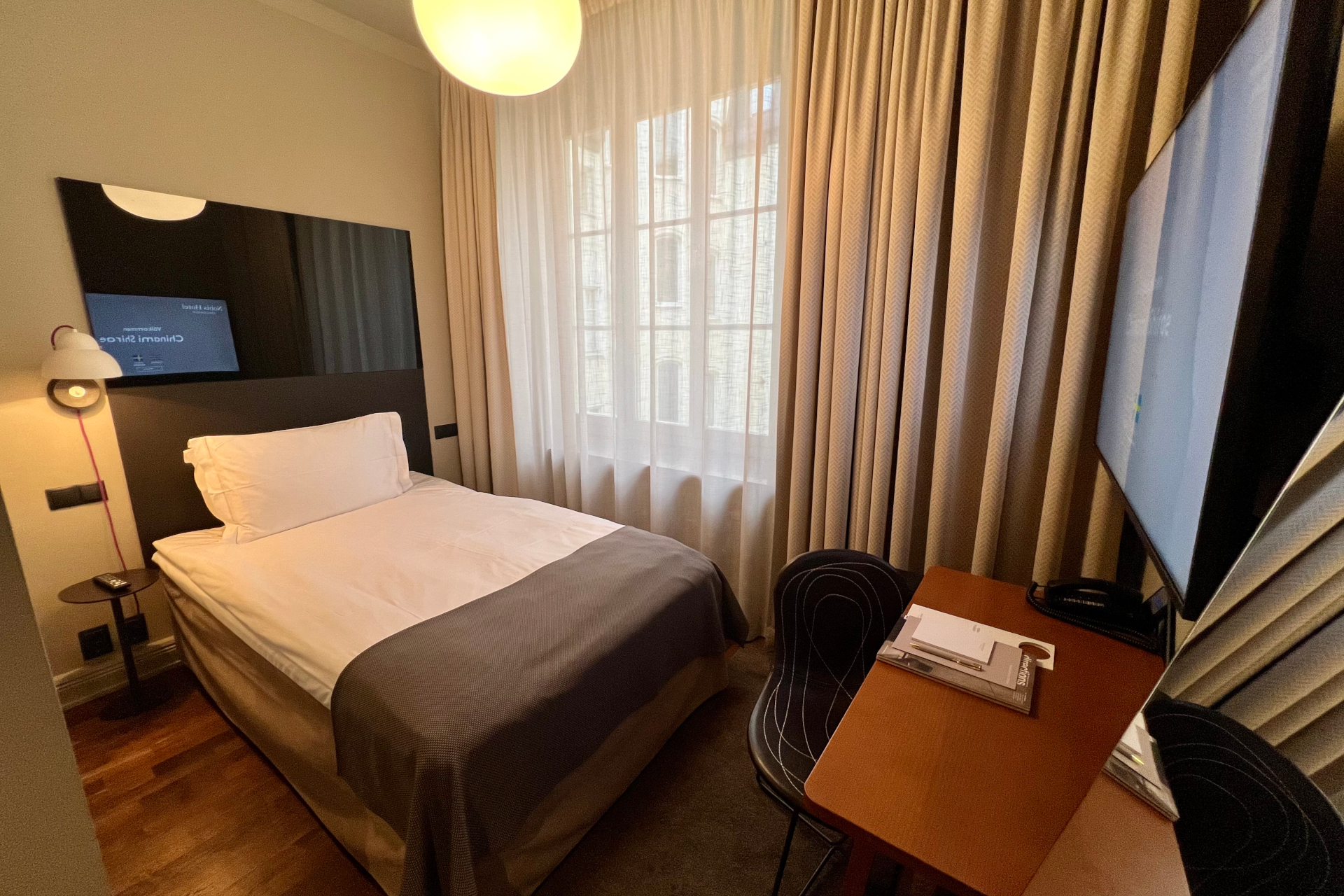 ホテルはストックホルム中央駅の徒歩15分圏内ほどに集積