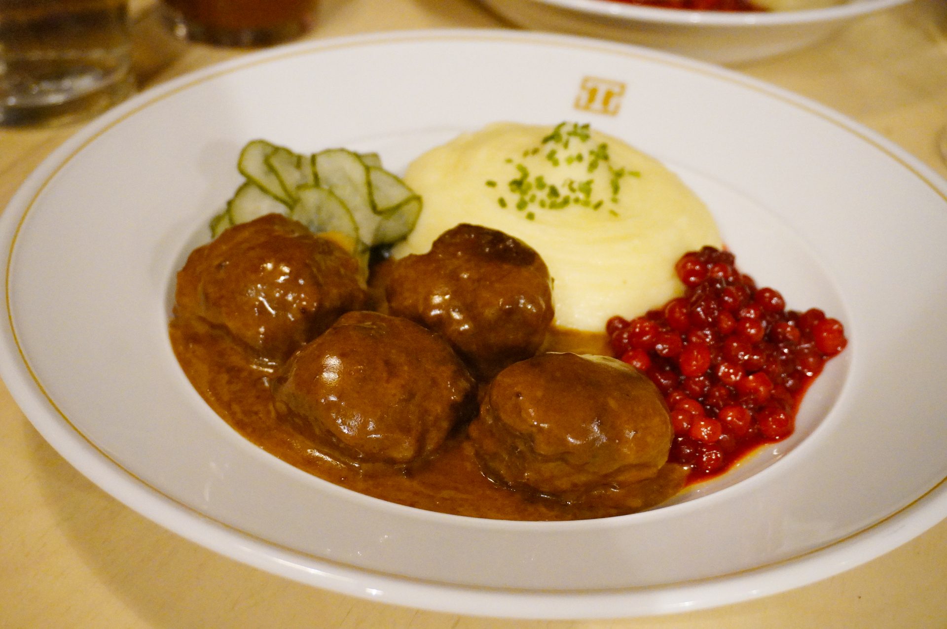 スウェーデンの伝統料理ミートボール。マッシュポテトのジャガイモやソースのコケモモも北欧食材