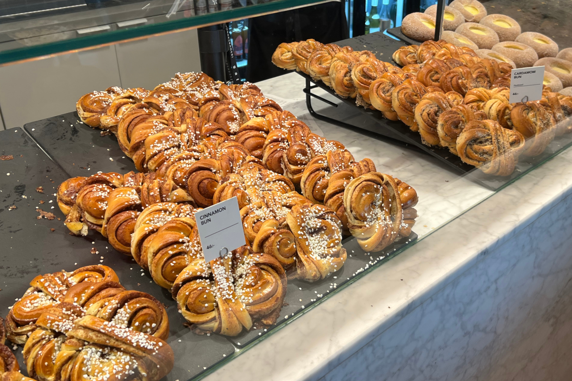 コーヒーブレイクを楽しむ「FIKA」という食文化が根付いており、定番シナモンロールはどこのカフェやコンビニでも売られている