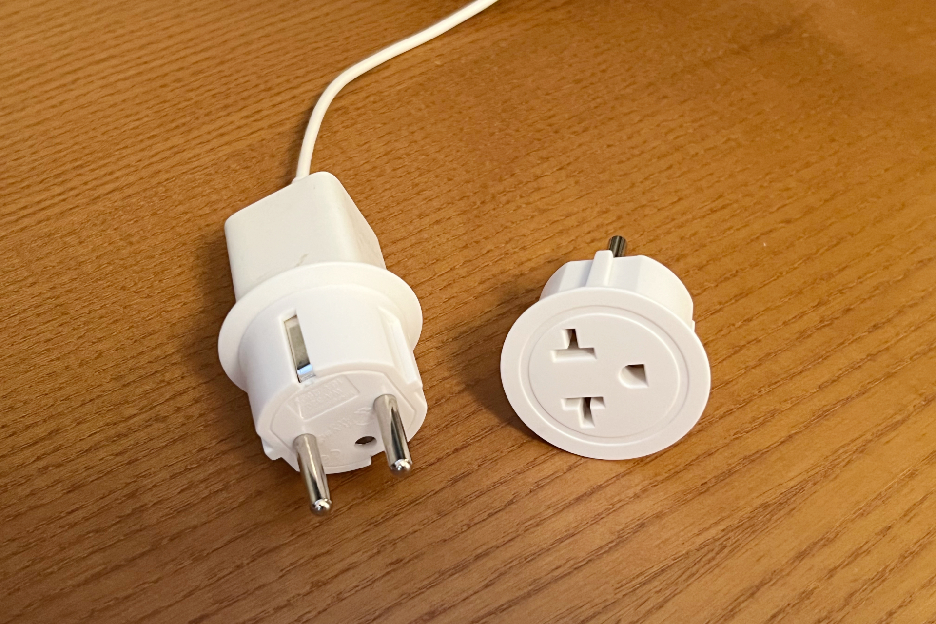 コンセント形状はC/Bタイプなので変換器が必須（写真はCタイプ）