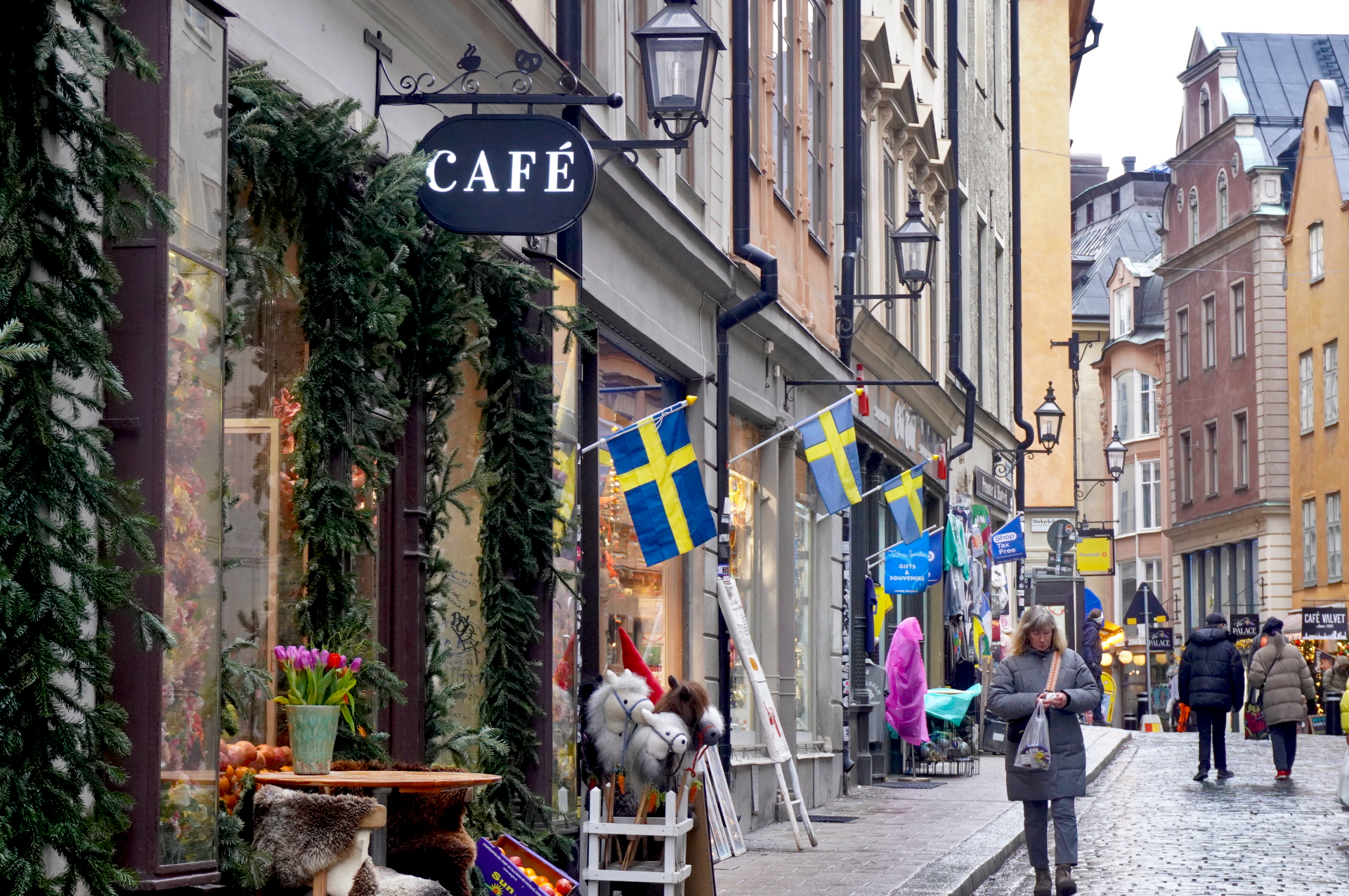 石畳の路地にカフェが軒を連ねる