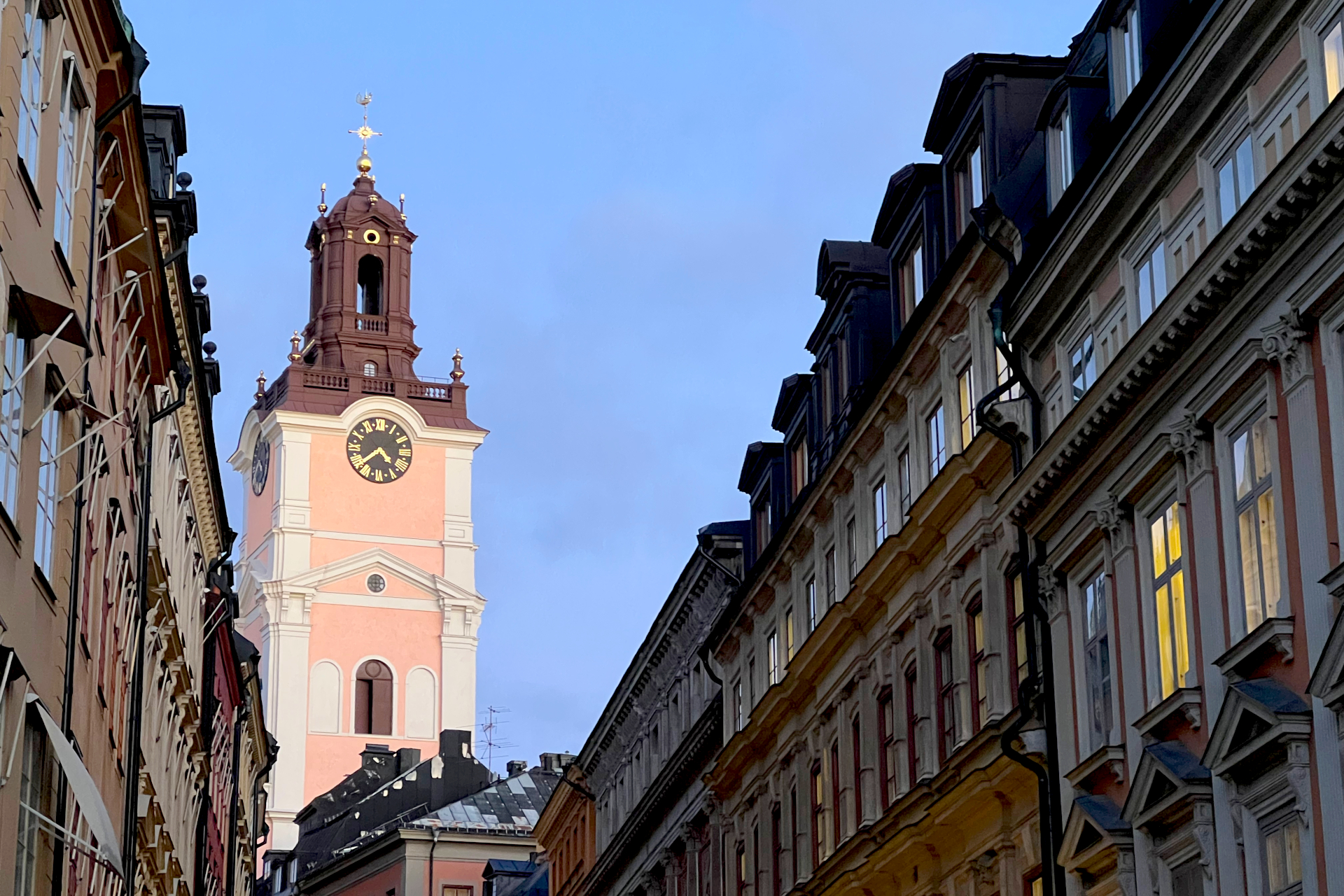 ストックホルム大聖堂の鐘の音が街に響き渡る