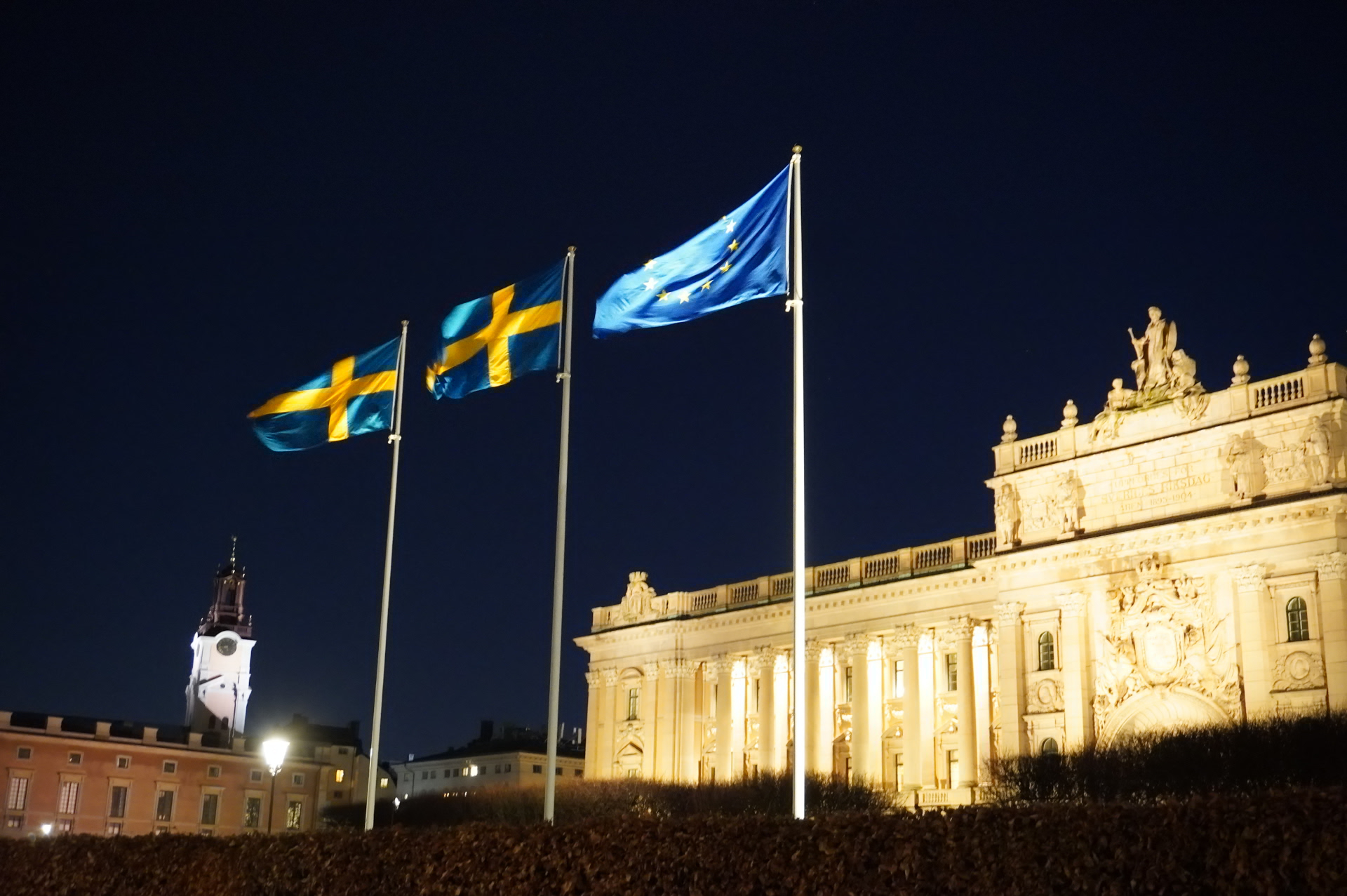 夜の街並みも美しい。写真はスウェーデン国王が執務するストックホルム宮殿