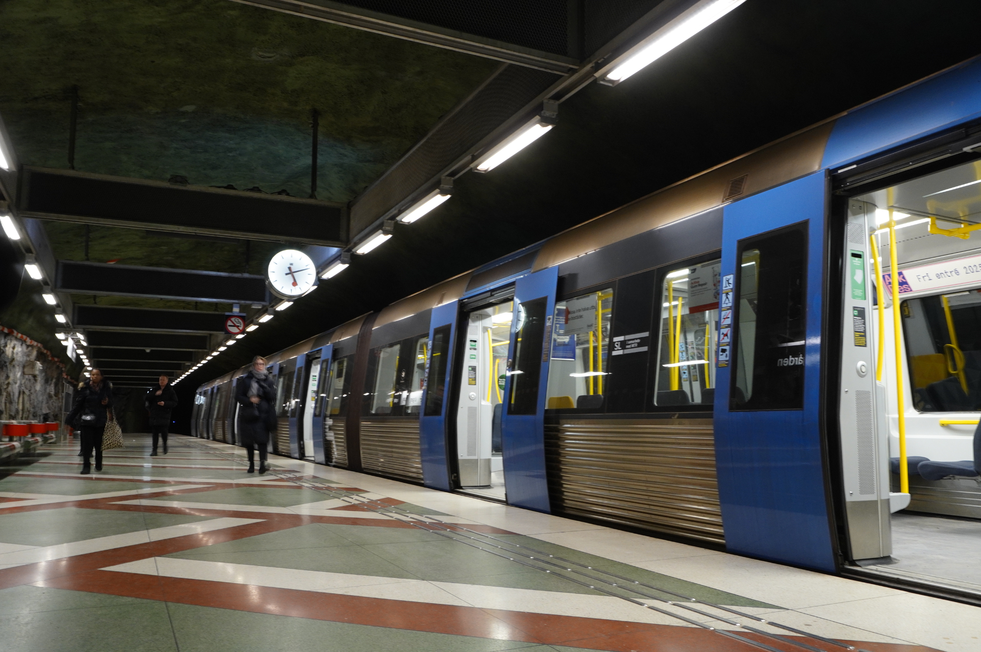 実際にストックホルム地下鉄で撮影した駅構内の写真