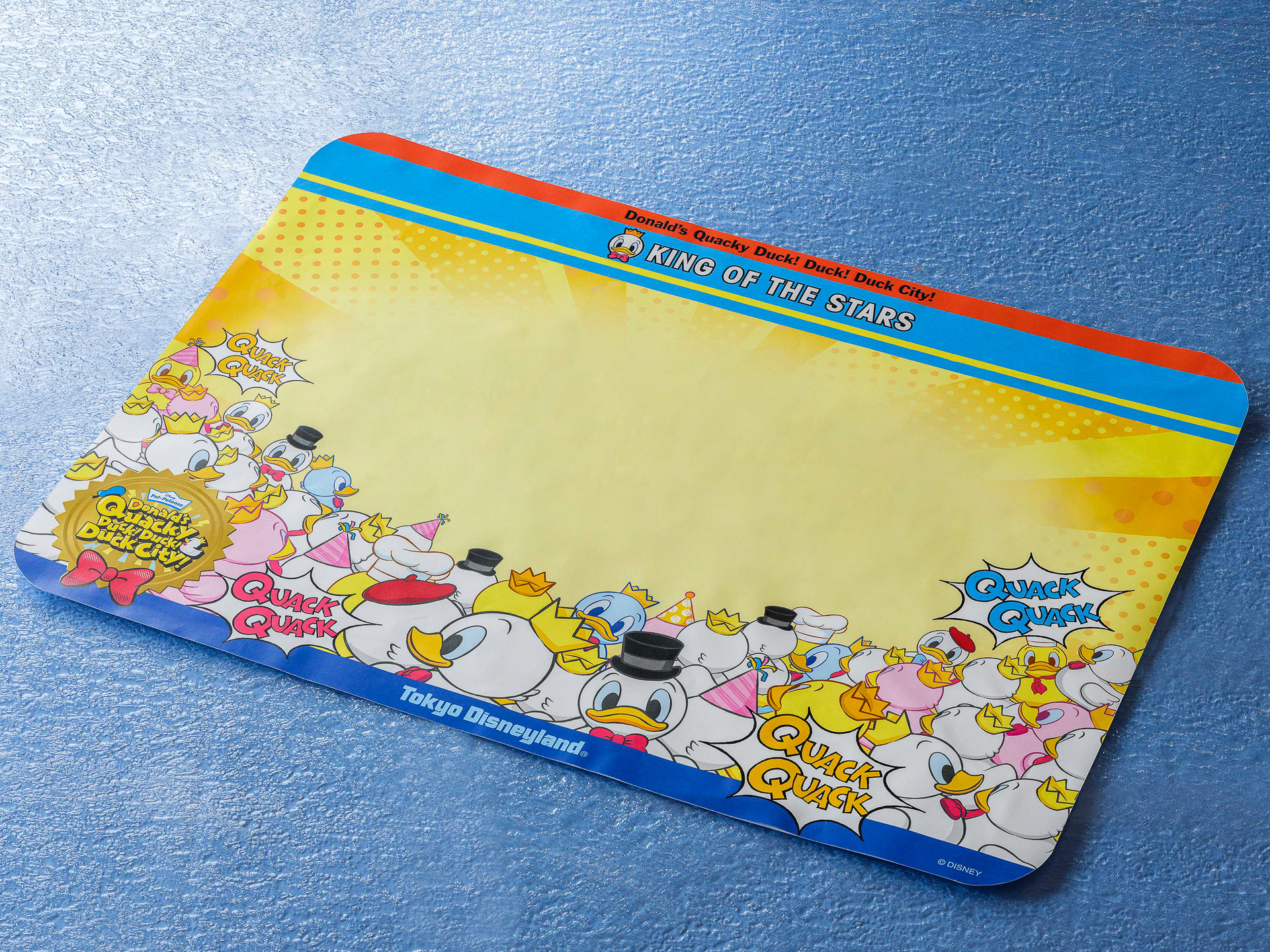 「プラザパビリオン・レストラン」では対象メニューにランチョンマットが付属する