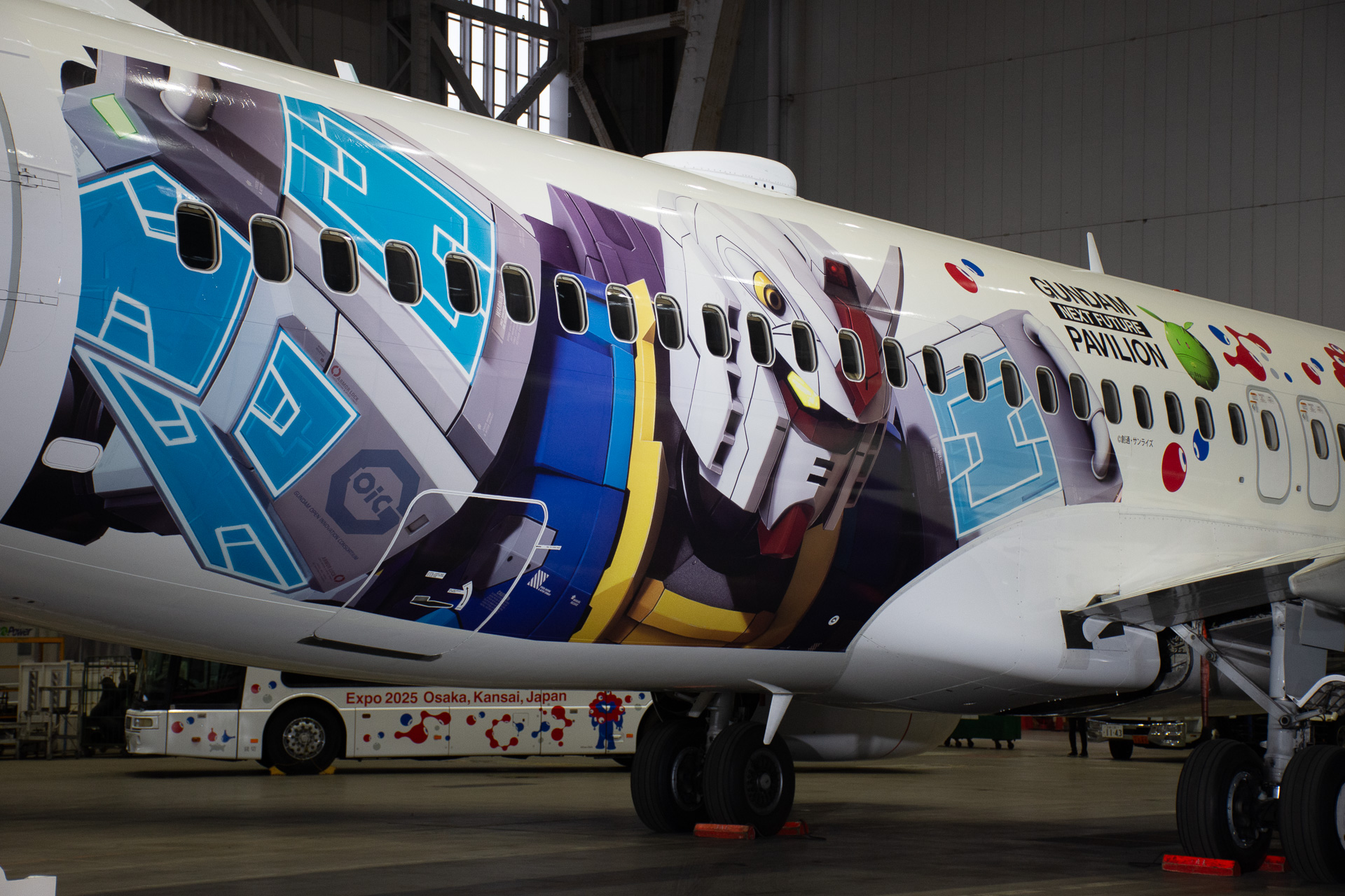 機体側面にガンダムを大きく描く