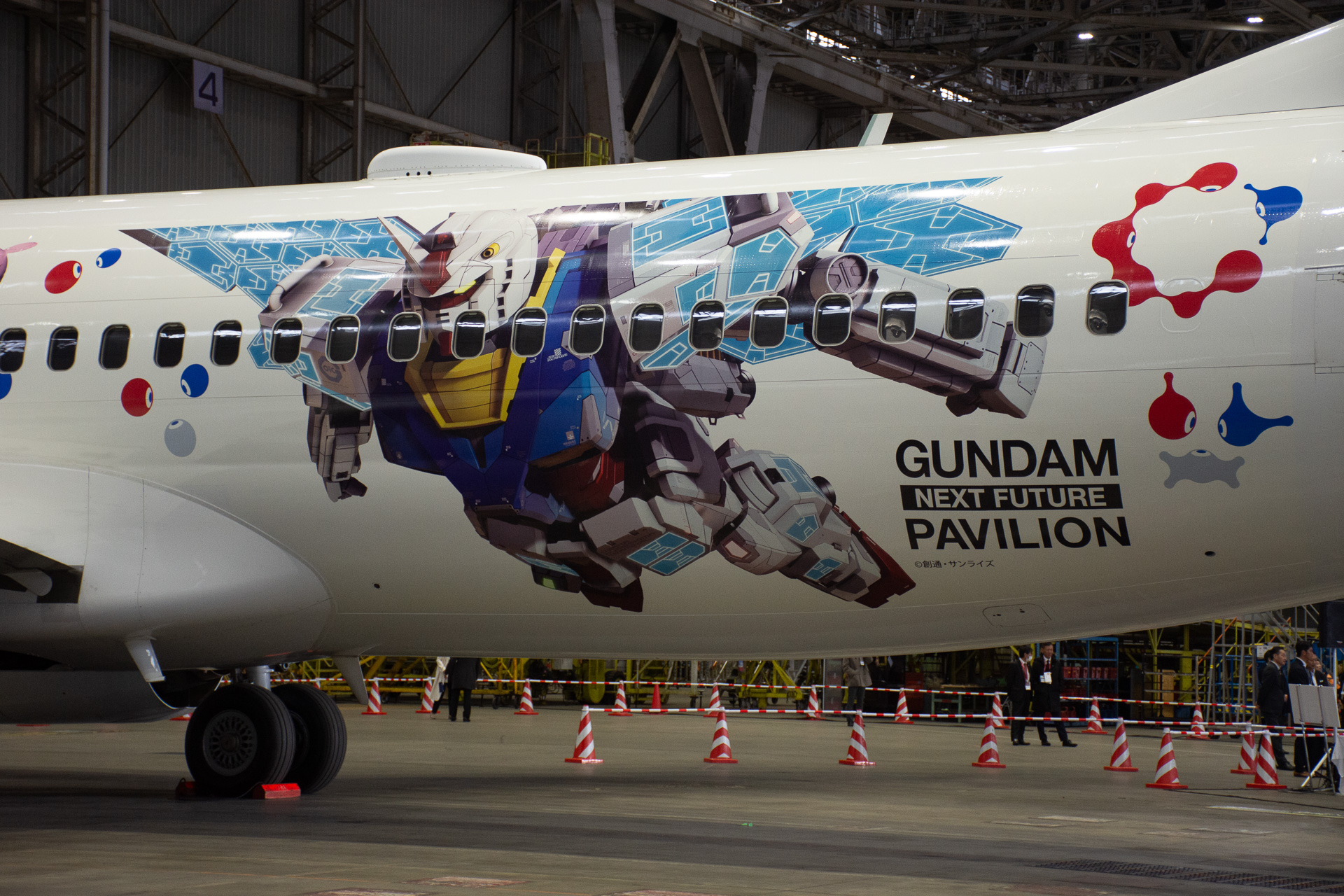 左側面はまさに飛翔中の姿