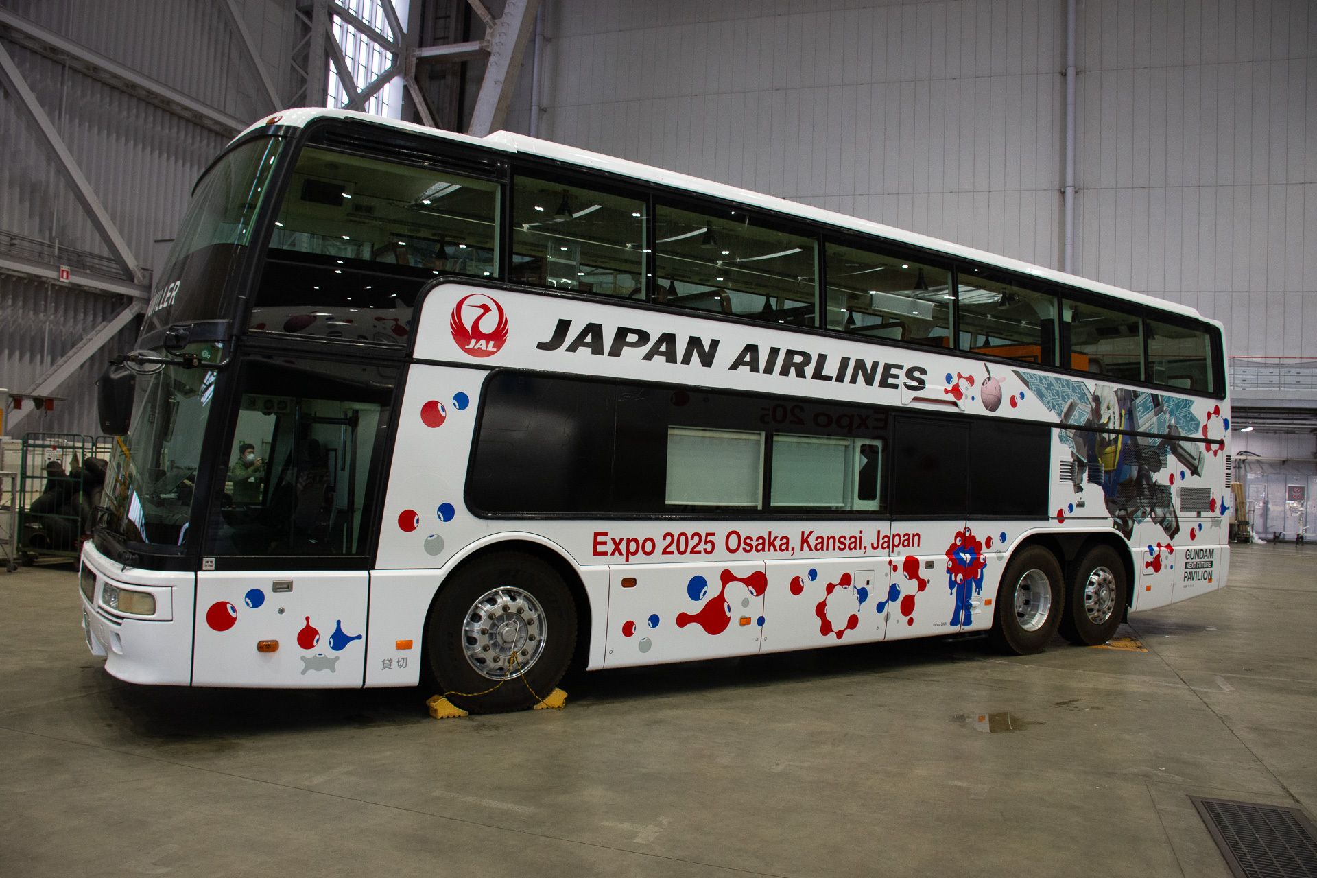 隣に並ぶのは、特別仕様機と同じデザインを施したレストランバス。万博会期中に各地で運行する