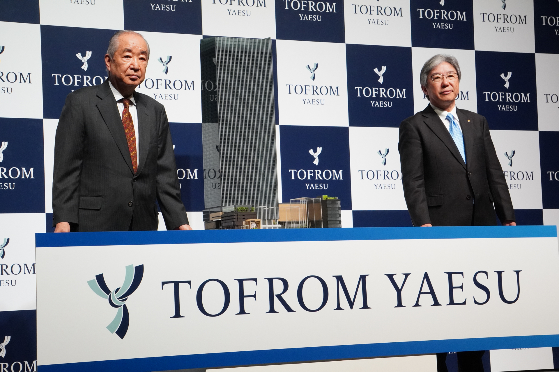 東京駅前八重洲一丁目東B地区市街地再開発組合 理事長 加藤一男氏（左）、東京駅前八重洲一丁目東A地区市街地再開発組合 理事長 兼 特定業務代行者 代表企業 東京建物株式会社 代表取締役 社長執行役員 小澤克人氏（右）