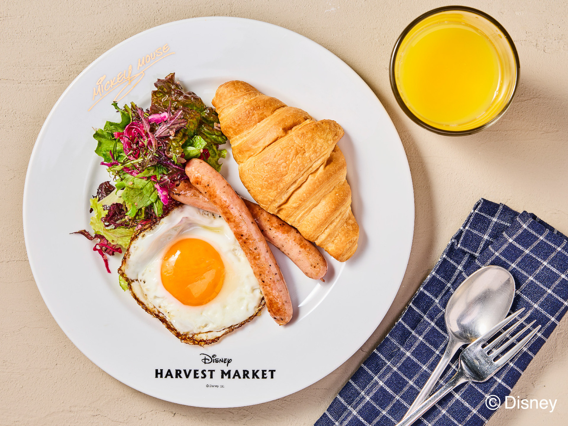 「丸皿ホワイト 26cm＜Mickey/Donald＞ 」（各3080円）