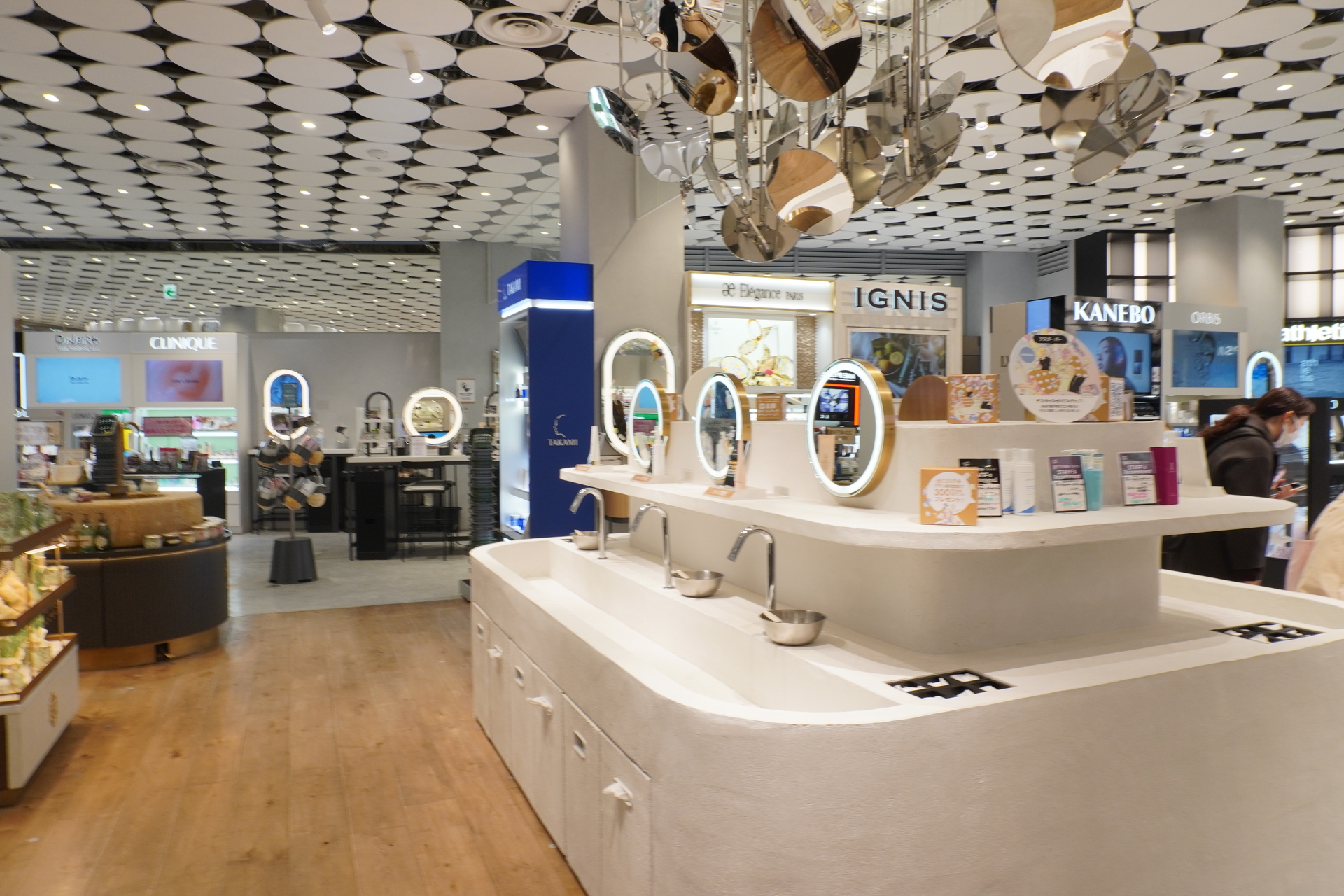 ほぼ全商品をお試しできる“コスメのテーマパーク”として、月間約23.6万人が来店（2025年2月版、直近3か月の平均）