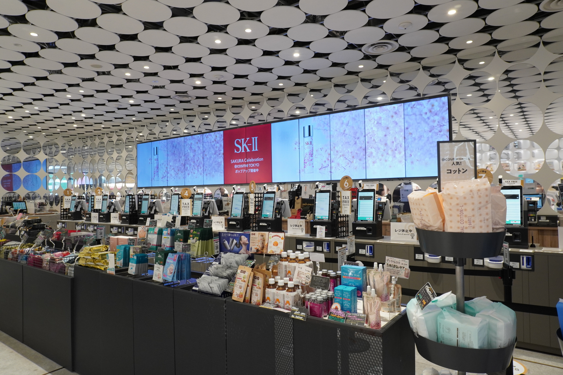 1階 会計レジ（2階にもキャッシュレス専用レジあり）