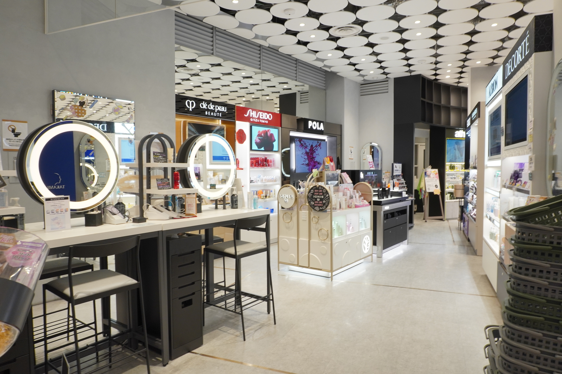 ほぼ全商品をお試しできる“コスメのテーマパーク”として、月間約23.6万人が来店（2025年2月版、直近3か月の平均）