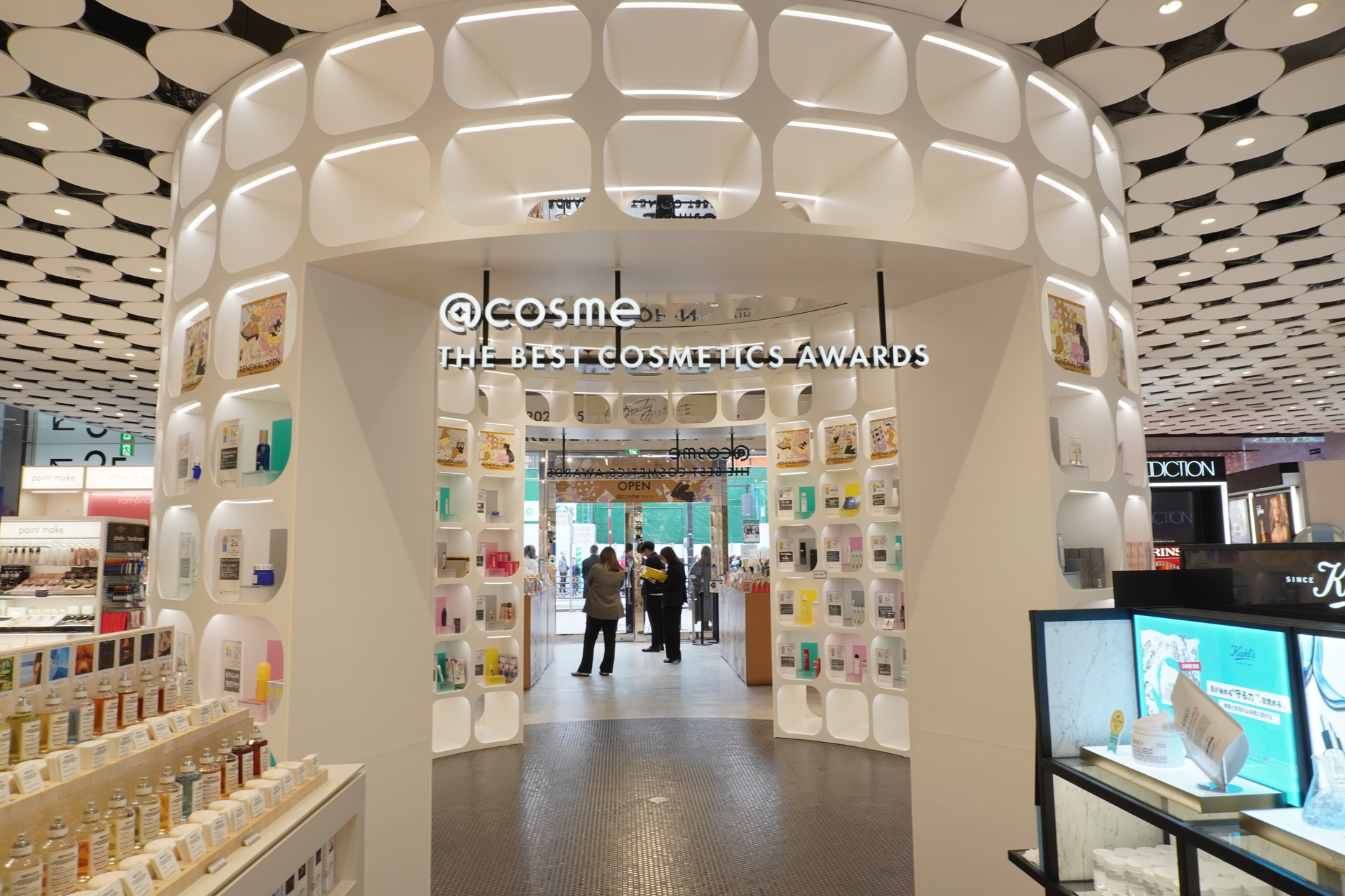 美容情報サイト「＠cosme」のデータベースをもとにしたランキングコーナー