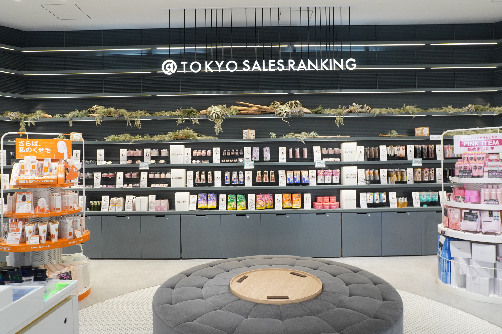 2階はメイクアップアイテム