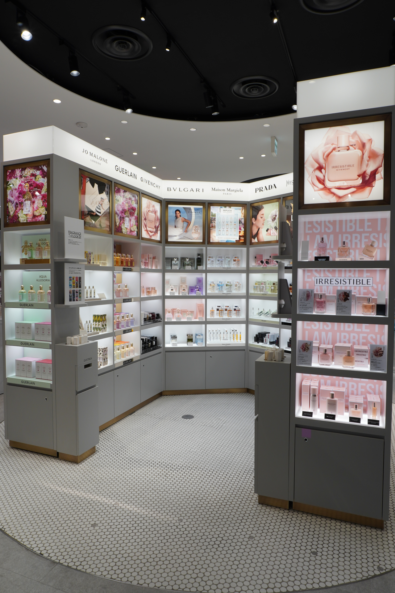 2階にもフレグランスコーナーを用意。3階は香りを直感で、2階はブランドごとに選べる