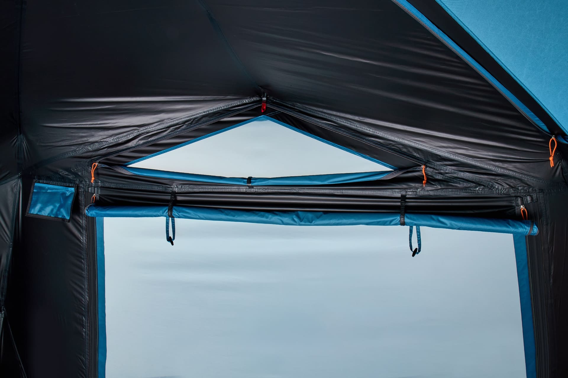 前面にメッシュ生地を使用し、虫の侵入を防いで風通しをよく