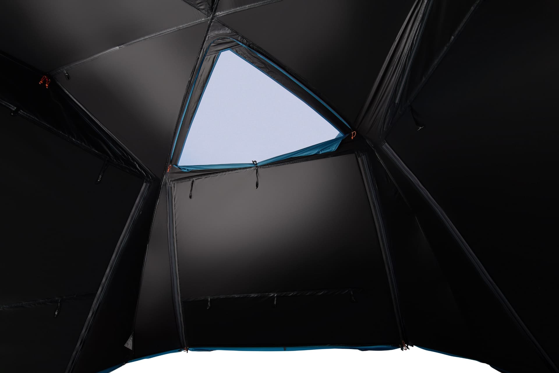 前室前面の天井に「メッシュウィンドウ」を搭載し、適度な明かりを取り込む