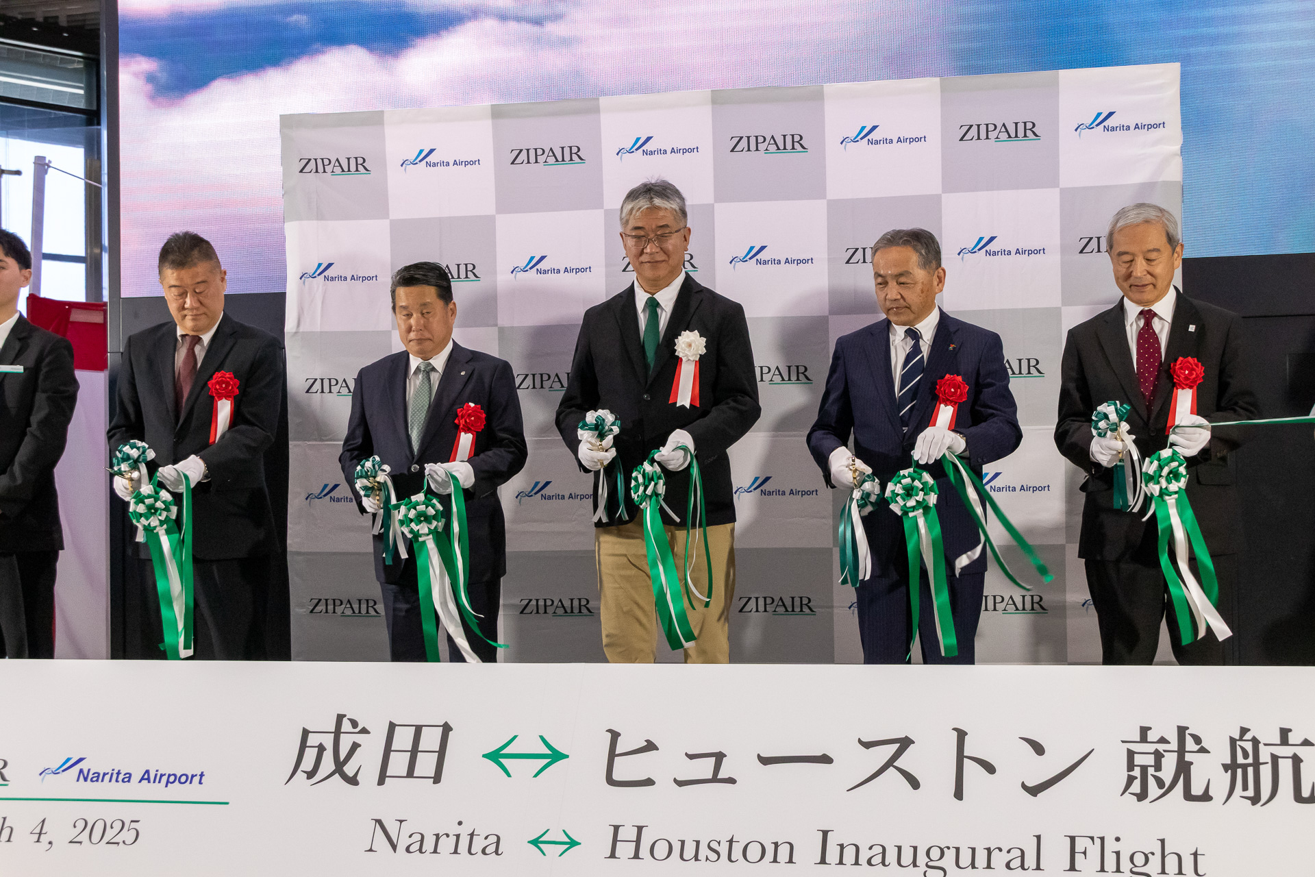 テープカットを実施