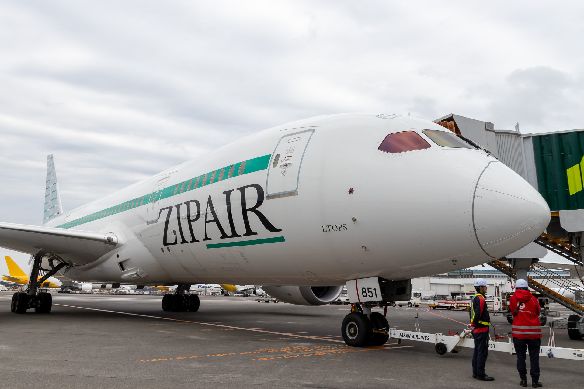 出発を待つZG16便。ボーイング 787-8型機（登録記号：JA851J）