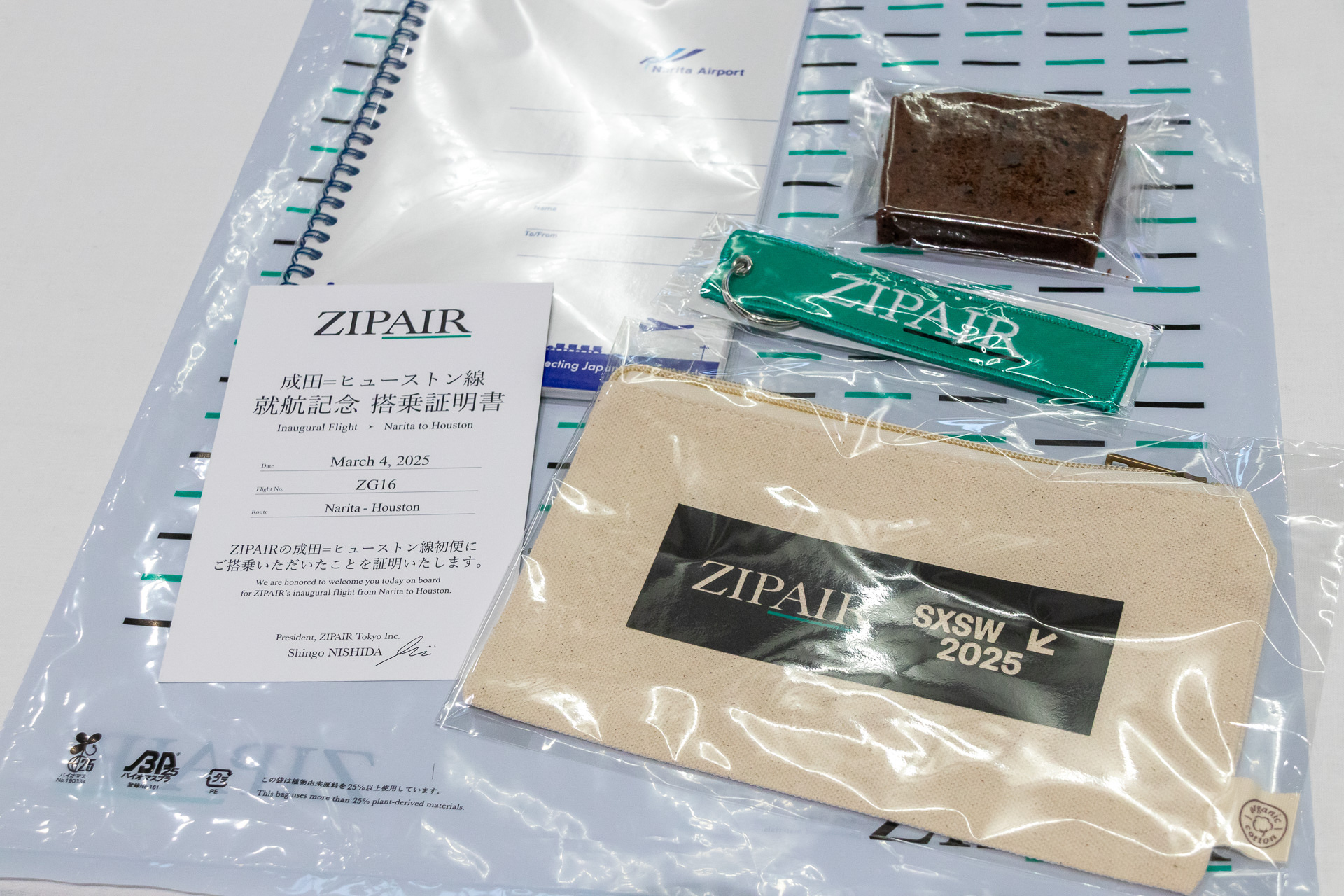 初便搭乗の記念として、乗客には搭乗証明書やポーチ、フライトタグなどが配られた