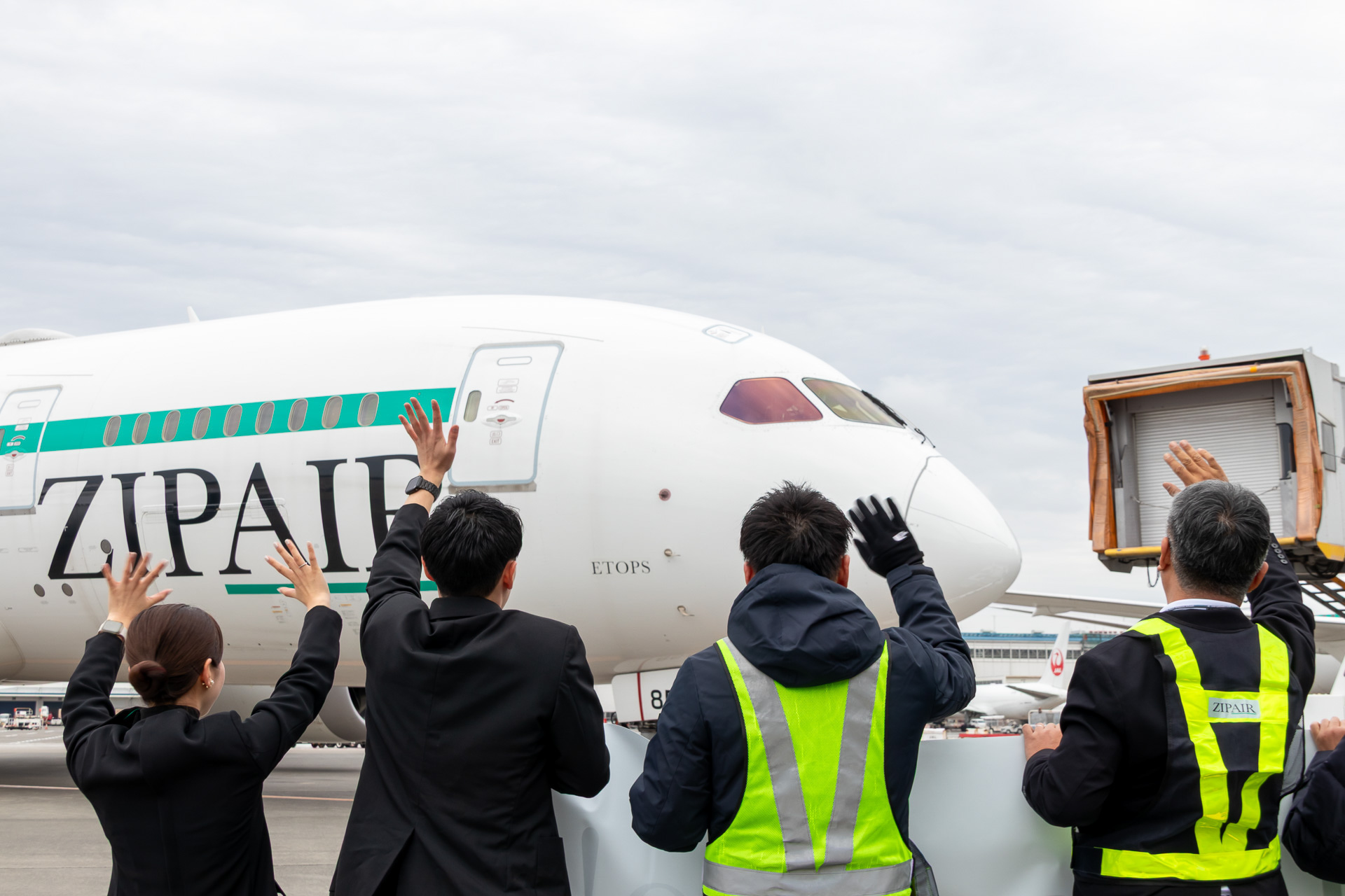 プッシュバックされるZG16便