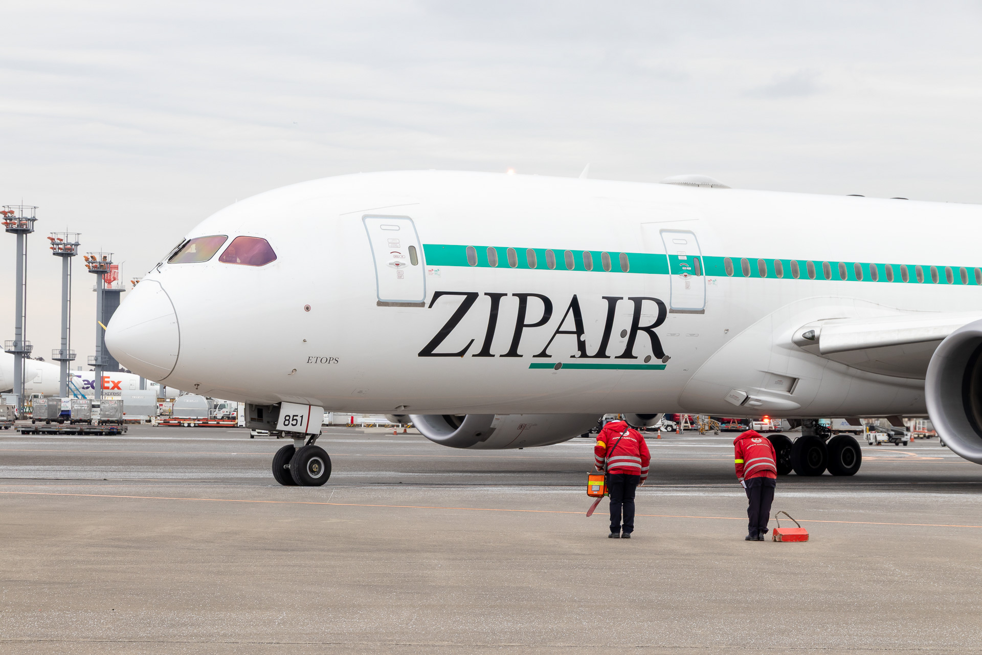 地上スタッフが最後のお見送り