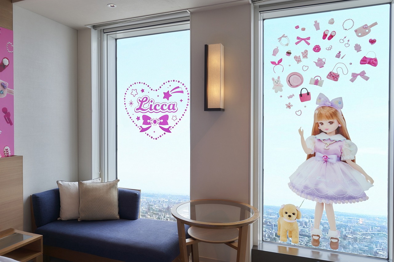 名古屋の空に浮かぶ等身大サイズのリカちゃんステッカー