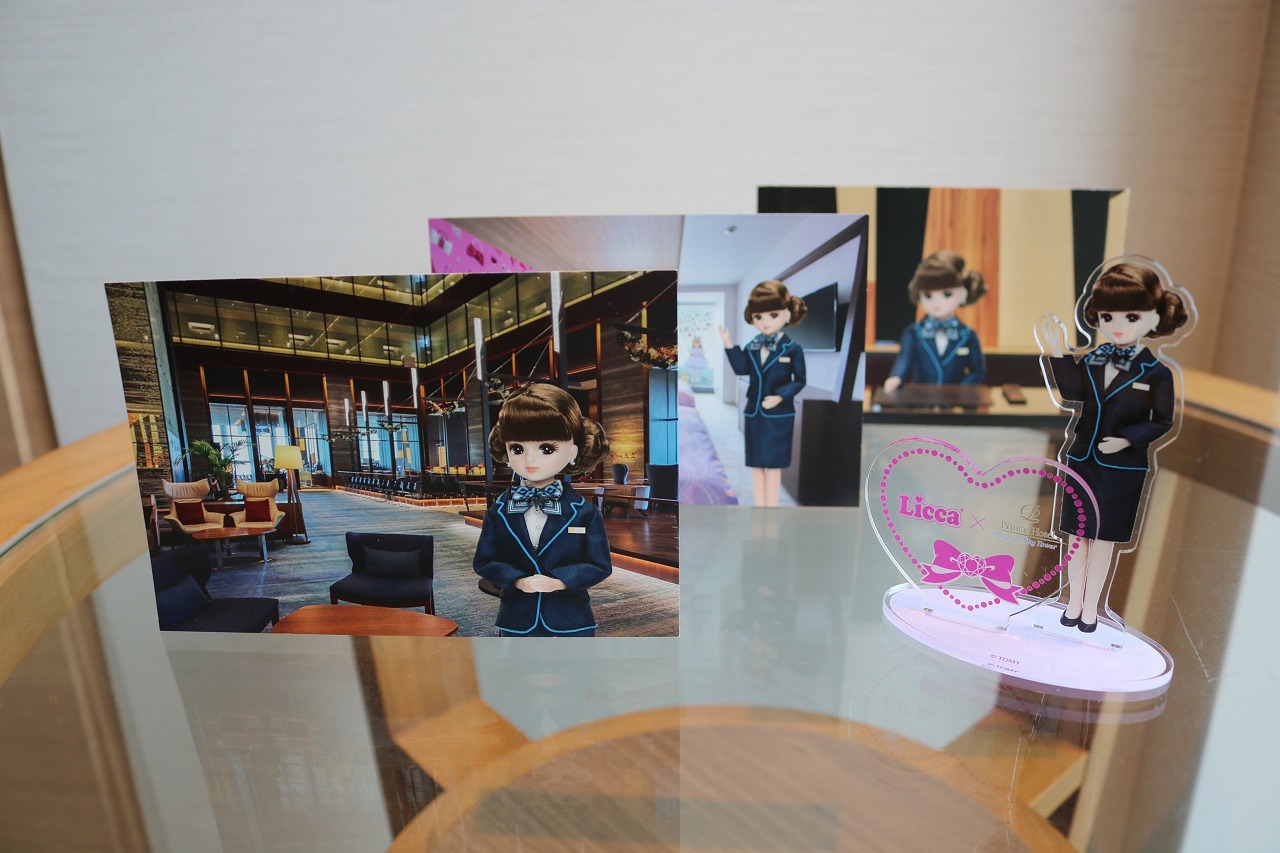 ホテルの宿泊スタッフの制服着用のリカちゃんの限定アクリルスタンドとポストカード