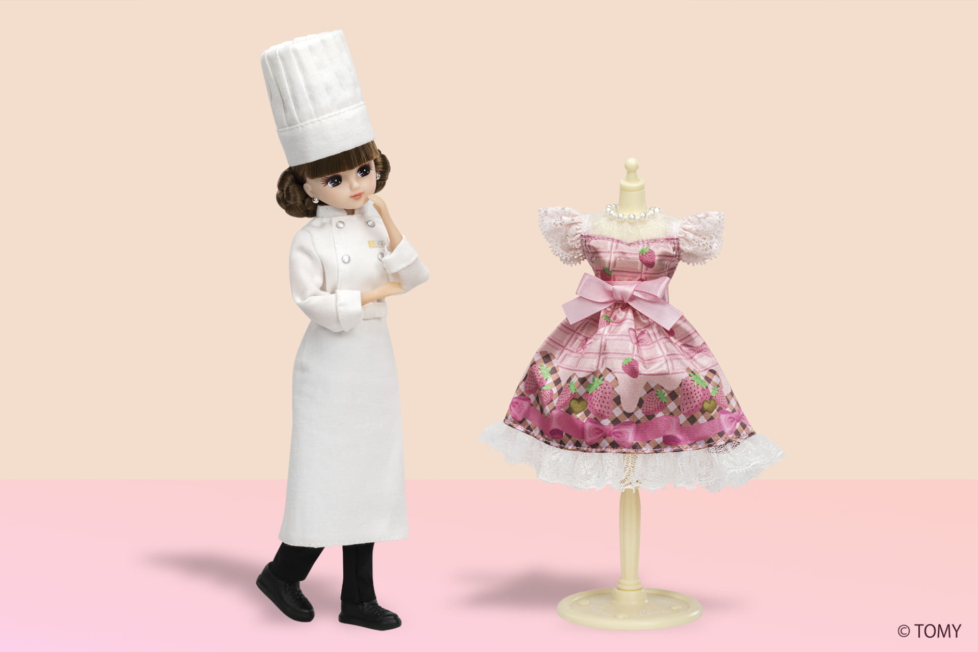 リカちゃんが「いちごとリボン」のドレスをモチーフにしたスイーツを考案