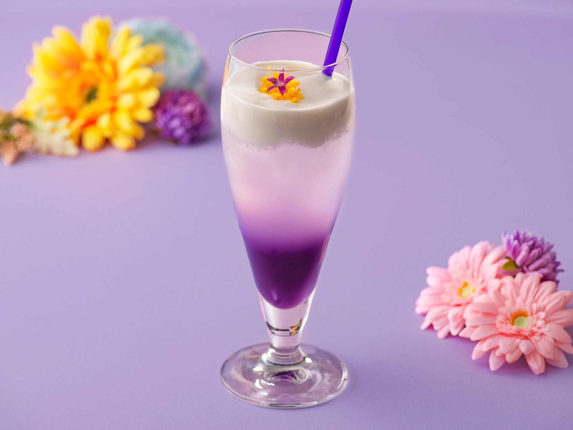 S.S.コロンビア・ダイニングルームの「パープル・クリームソーダ（メロンシロップ、乳酸菌飲料、ホイップ）」（1200円）