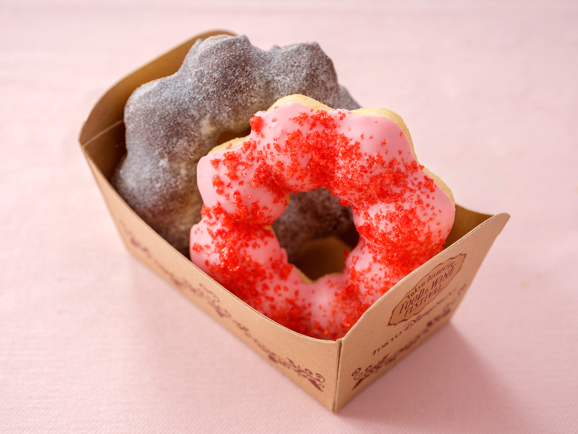 「セバスチャンのカリプソキッチン」の「ドーナツ（ストロベリー、チョコ）」（650円）