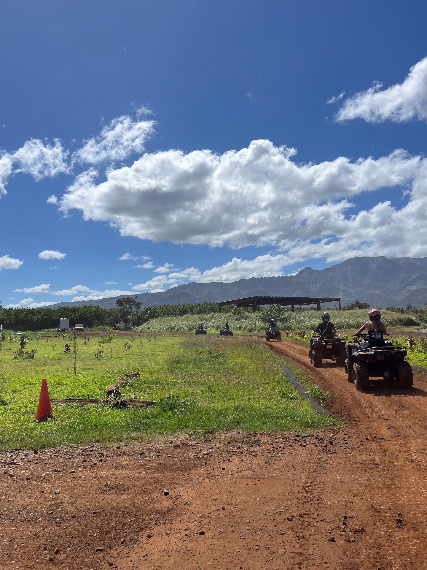 ハワイらしい赤土の地面の上を走り抜ける