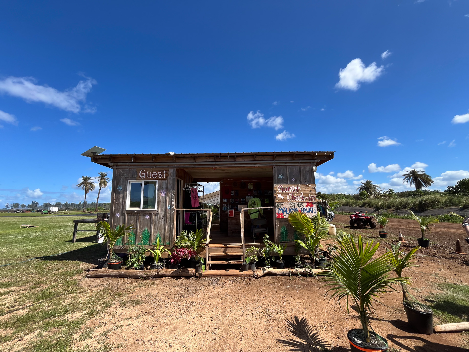 広い平野のなかにポツンと受付（チェックイン）小屋がある。この向かいにトイレがあるが、非常に清潔だった