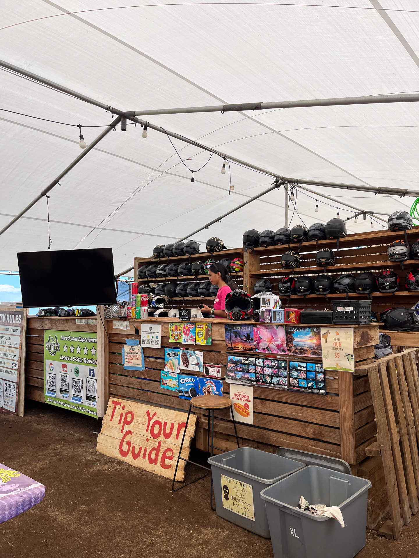 ここでヘルメットを借りて、運転ガイドのビデオを見る