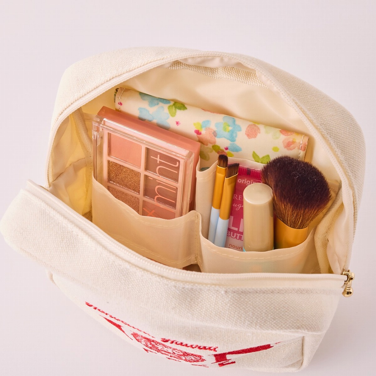 ブランドロゴを刺繍で表現したポーチ。普段使いの化粧ポーチや旅行先にも