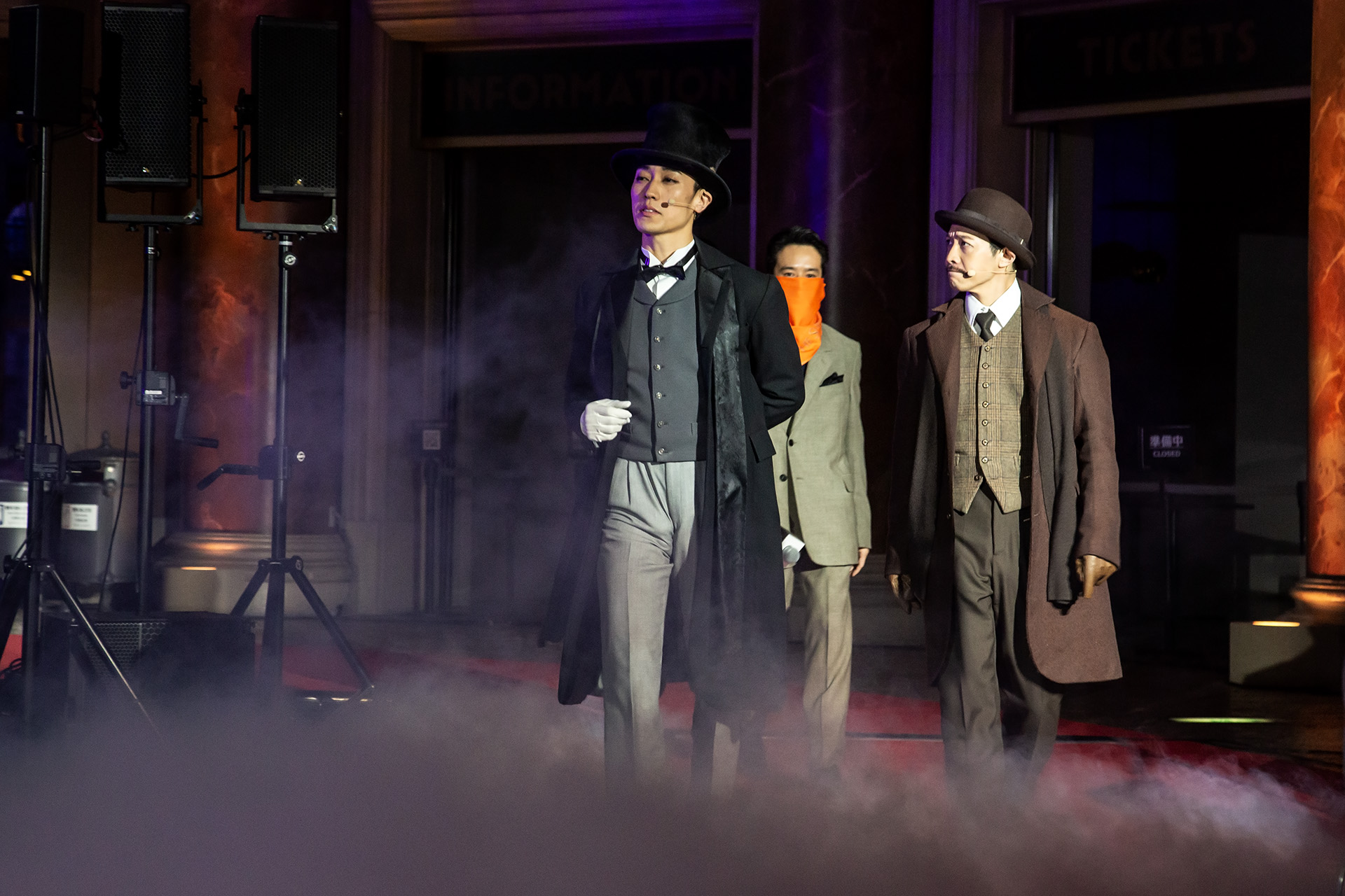 バンダナを着けた池松壮亮さんがホームズやワトソンと一緒に登場