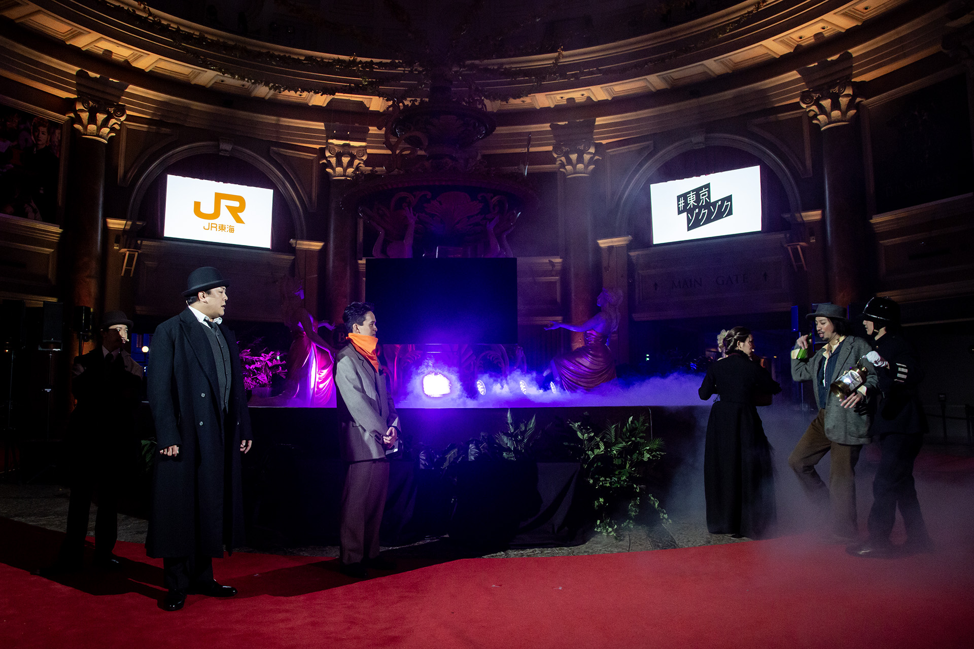 泥酔者が乱入するハプニングも