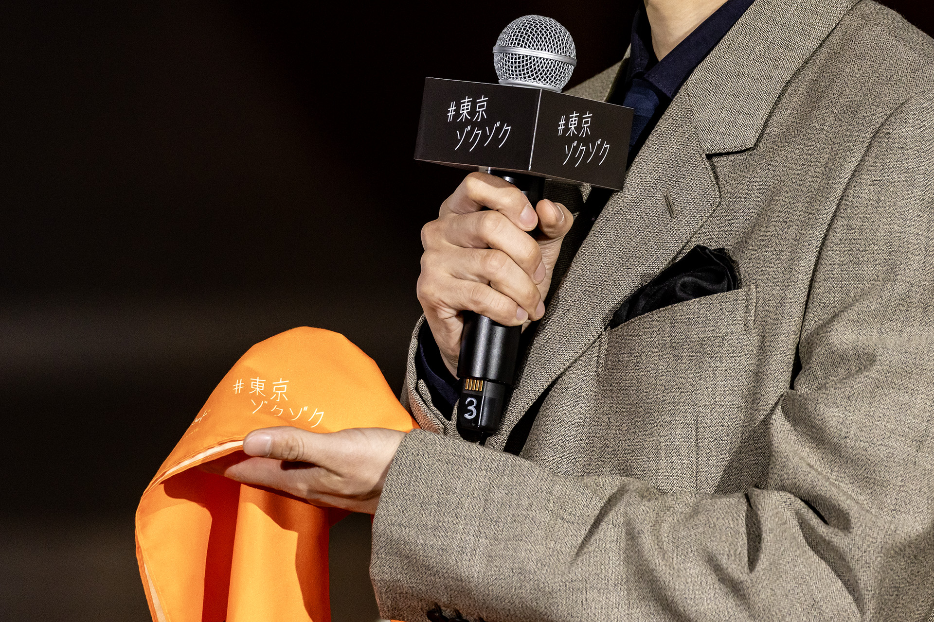 池松壮亮さんが着けていたバンダナは「ザ・シャーロック」をEX旅先予約で購入するとプレゼントされる限定デザインのもの。これを身に着けていると「登場人物とさらに濃密で繊細な体験ができるかも!?」とのこと