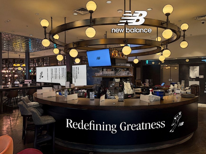 7階 New Balance Sports Book Café