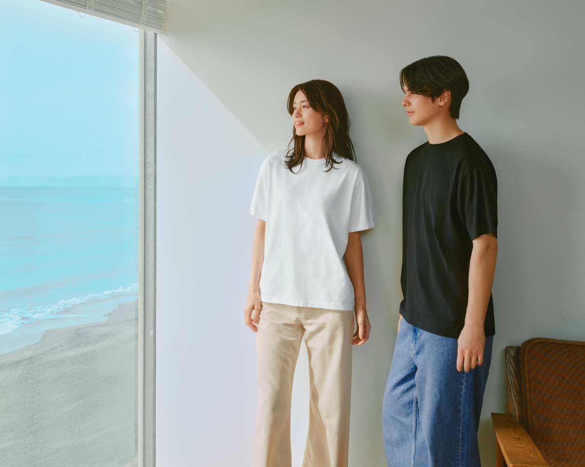 「ロンハーマン」とコラボしたタマタカ店限定エアリズムコットンクルーネックT。白と黒の2色展開で、キッズサイズも用意