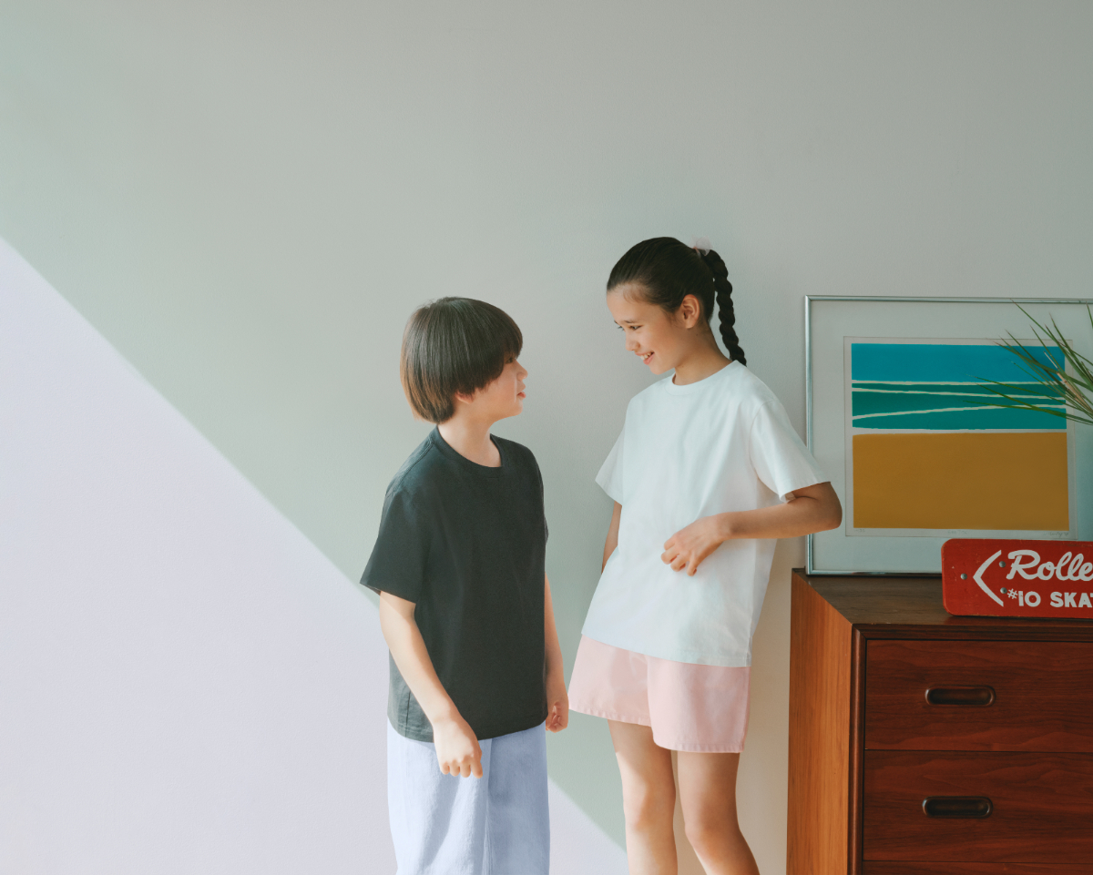 「ロンハーマン」とコラボしたタマタカ店限定エアリズムコットンクルーネックT。白と黒の2色展開で、キッズサイズも用意