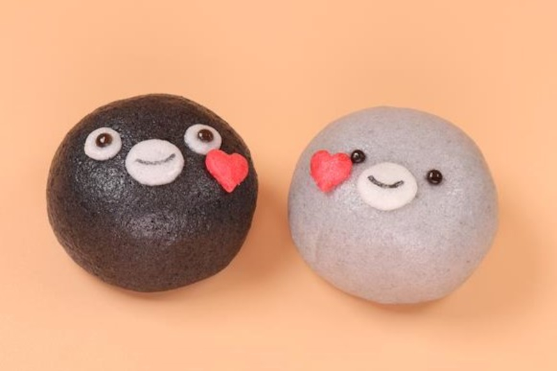 苺餡入りの「Suicaのペンギン饅頭（ハート）」