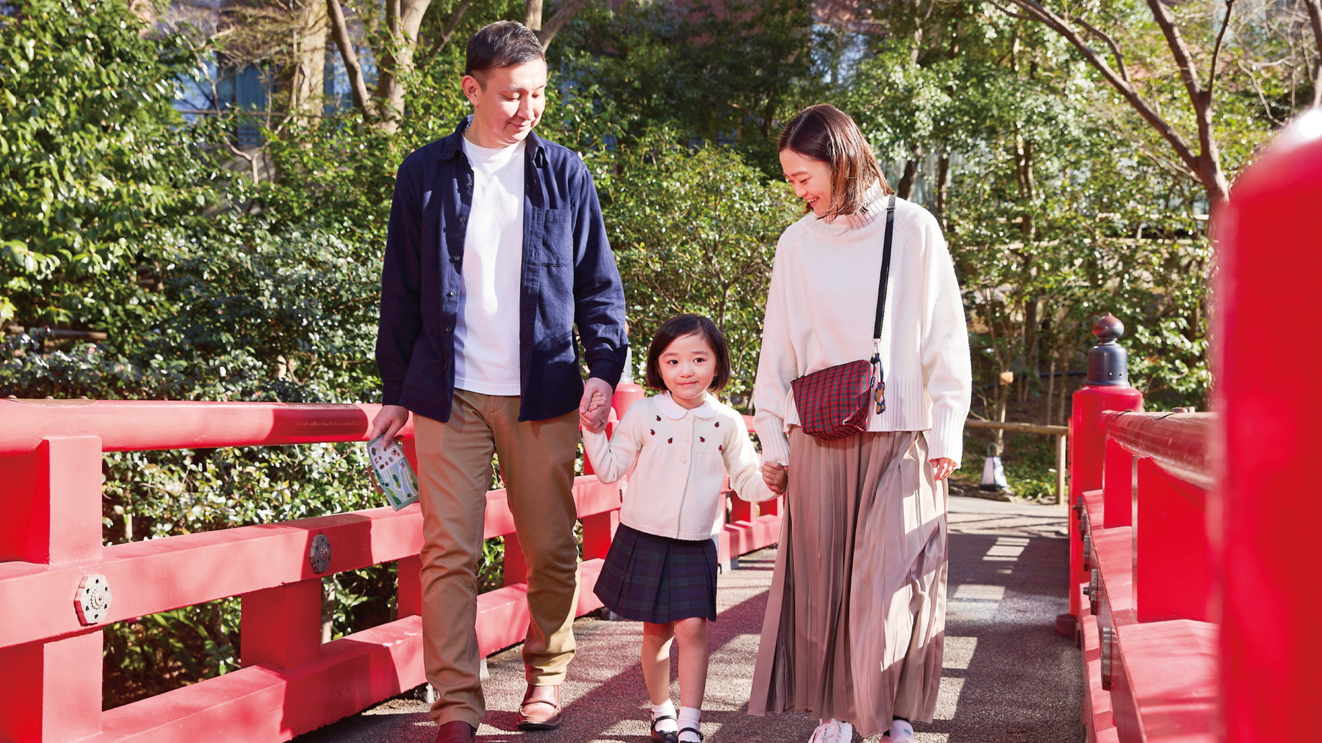 ガイドブックに掲載している散策用の庭園マップは、三重塔や鯉などがシールになっており、自分で見つけたものを貼ってアレンジすることもできる