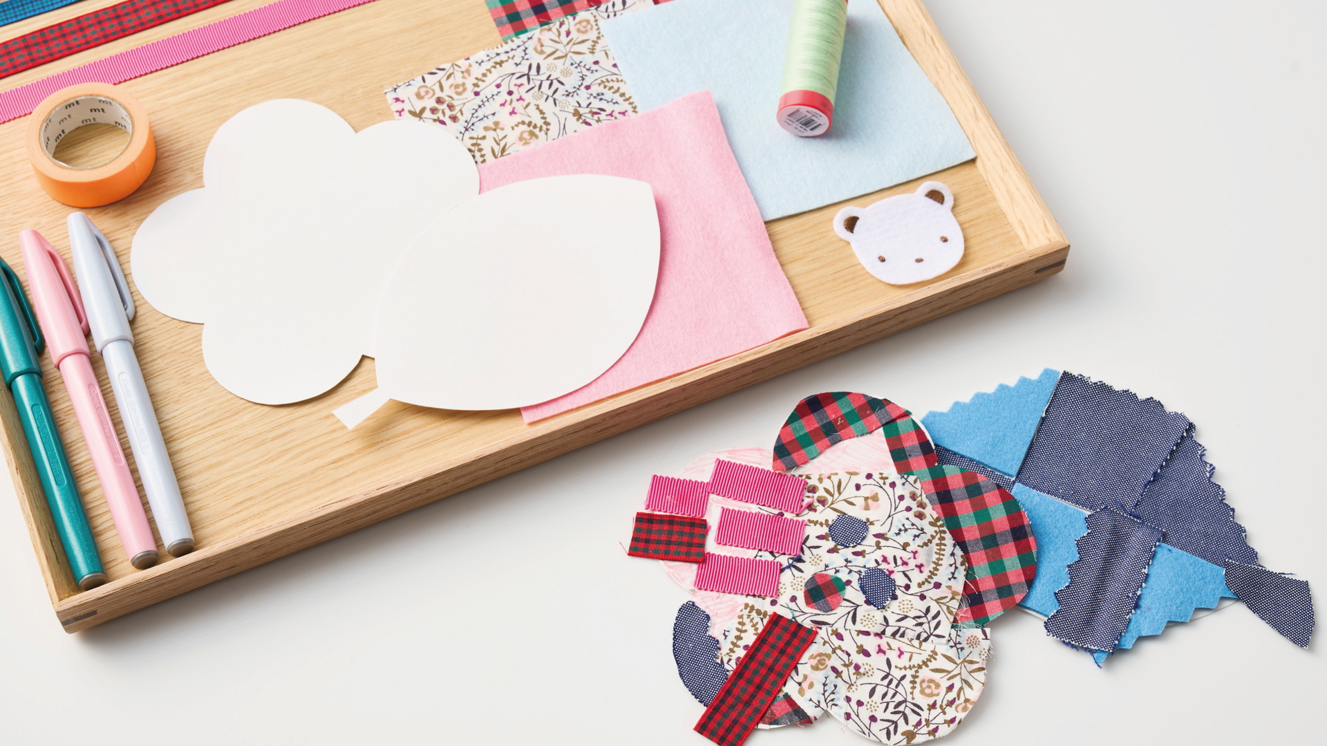 好きな色を塗ったり生地を貼ったりして楽しめるアートワーク。一部はファミリアの洋服生地の端材を使っている