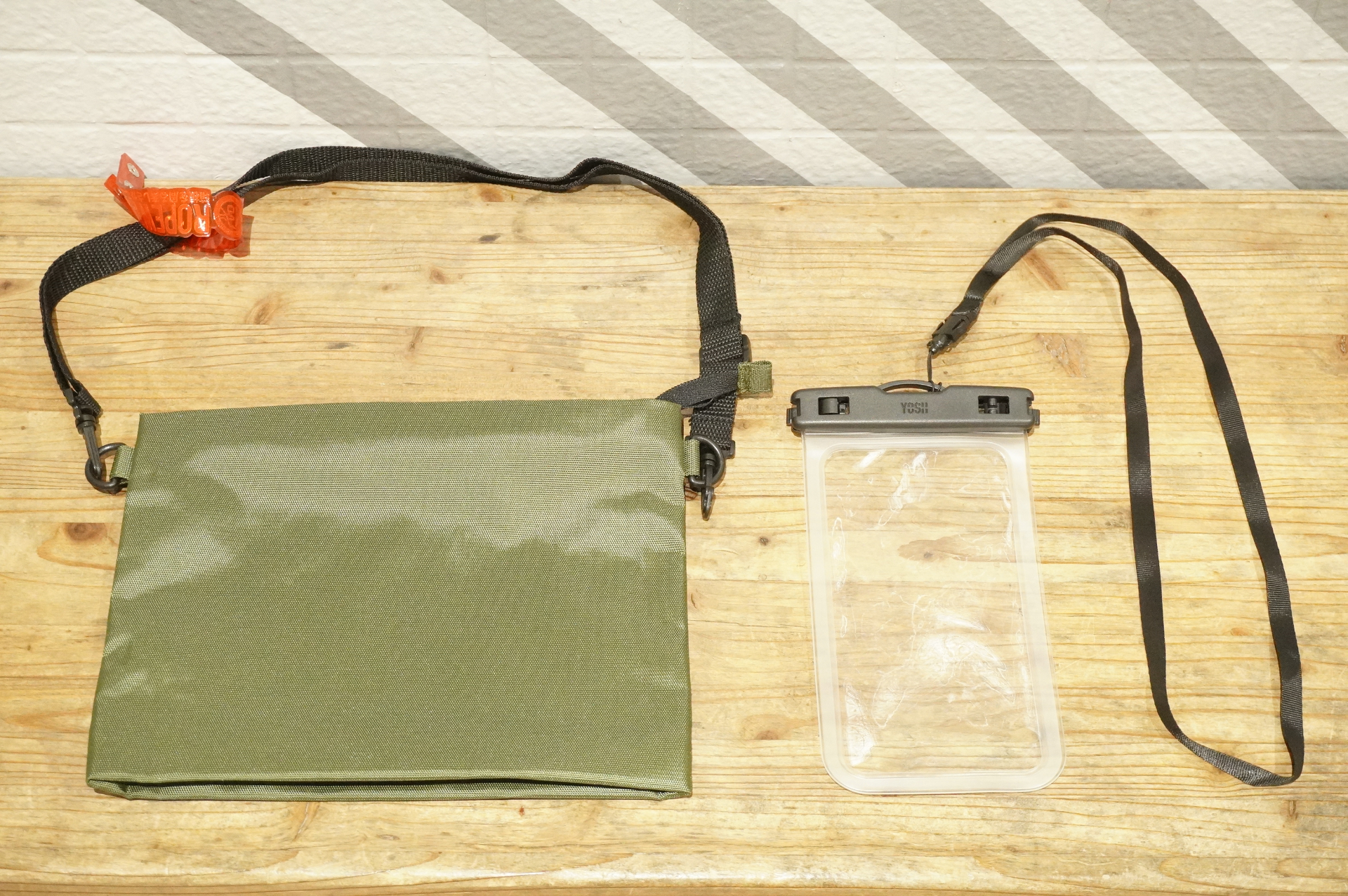 専用ポーチとスマホショルダーケース
