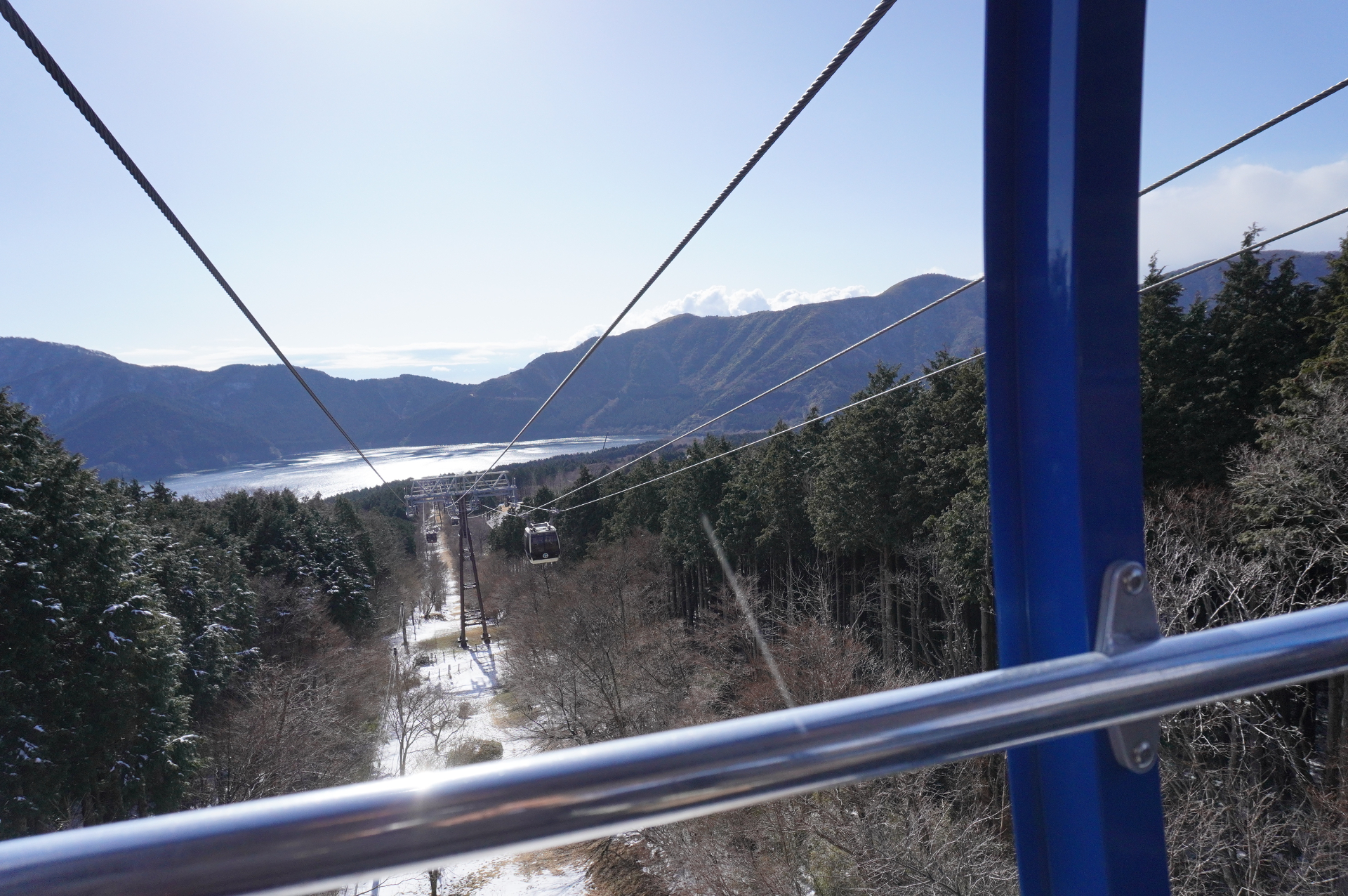 桃源台駅を出発して、ぐんぐん上昇していくロープスター。太陽できらめく芦ノ湖を一望する