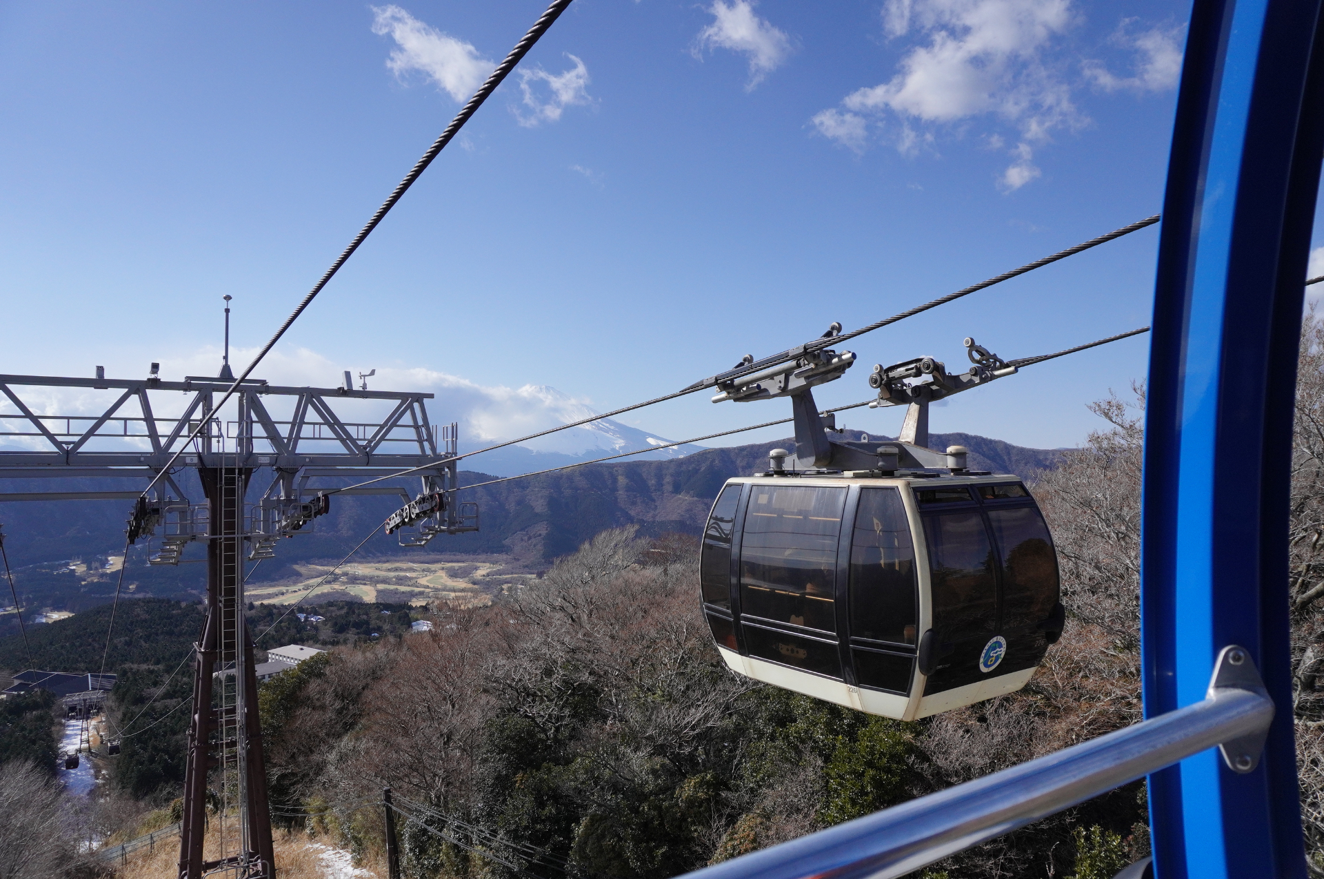 次の姥子駅を通過すると、富士山が見えてきた